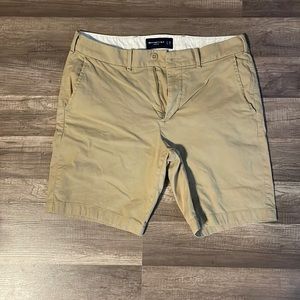 Abercrombie and Fitch Mens Khaki Stretch Shorts. (Sz 32)